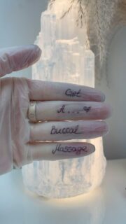 The Face Lift aka Buccal massage has been around for a while. However only recently has it become so popular. 💫

You might as yourself, what is all the hype about? The answer is simple, not only is this treatment super relaxing but also has a number of benefits. 
Some of the benefits include lymphatic drainage, which help’s drainage of fluid retention. 👌
Deeply releases tension of the facial muscles starting from the décolleté to the top of your forehead and yes, deep intraoral work to help relieve tension in the upper and lower half of the face. Has amazing results for people with TMJ(some might say better than botox!). And of course we can’t forget about the sculpting, lifting, tightening and toning effect. 💆‍♀️
What’s not to love about this treatment?

#facelift #buccalmassage #facemassage