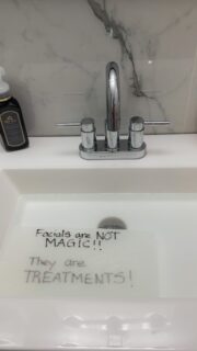 The benefits of monthly facials:
1. Provides a deep cleansing of the skin, removing excess dirt, oil and bacteria 🦠 
2. Increases blood circulation, which brings oxygen and nutrients to the skin while also removing toxins;
3. Help with acne breakouts and scarring 🙌
4. Stimulates new collagen production, helping to fight signs of aging;
5. Helps evening out the skin tone and texture;
6. Keeps skin healthy and radiant ☺️

M.M. facial 60 min. | $125
M.M. facial 75 min. | $155
M.M. facial 90 min. | $185

DM to book an appointment 📩

#facialtreatment