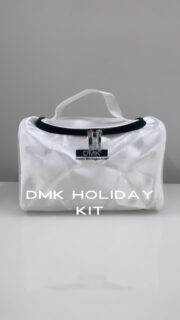 What’s included in the DMK Holiday kit you ask? 
.
Travel Size: 
Milky Cleanser
Seba E Oil
Herb and Mineral Mist
.
Full Size:
Beta Gel
Exoderma Peel 
Foamy Lift
Bowl and brush
Hand and Head bands 
.
.
.
DM to place your orders ✨