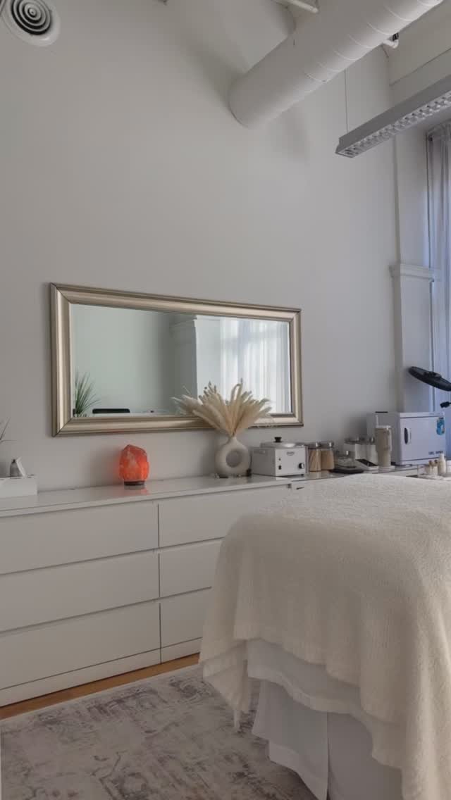 Make skincare a 2025 priority! 🫶✨
Happy New Year from M.M.Skin! Thank you to all my clients for your support and I look forward to an amazing year ahead!
#chicagoskincare #chicagoesthetician #westloopchicago #buccalmassagechicago #chicagofacials #chicagospa
