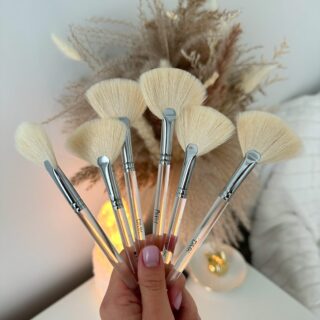 Nothing like the feeling of opening new set of brushes to use! Iykyk! ✨
#chicagoesthetician #chicagofacials #skincare #buccalmassage #facial